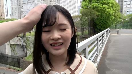 Morenas fudendo entre si bem gostoso em cima do sofá onde uma soca o dedo na xoxota da outra - Asian Teen Videos