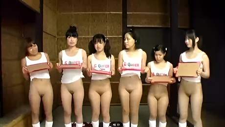 Morenas fudendo entre si bem gostoso em cima do sofá onde uma soca o dedo na xoxota da outra - Young Asian Videos