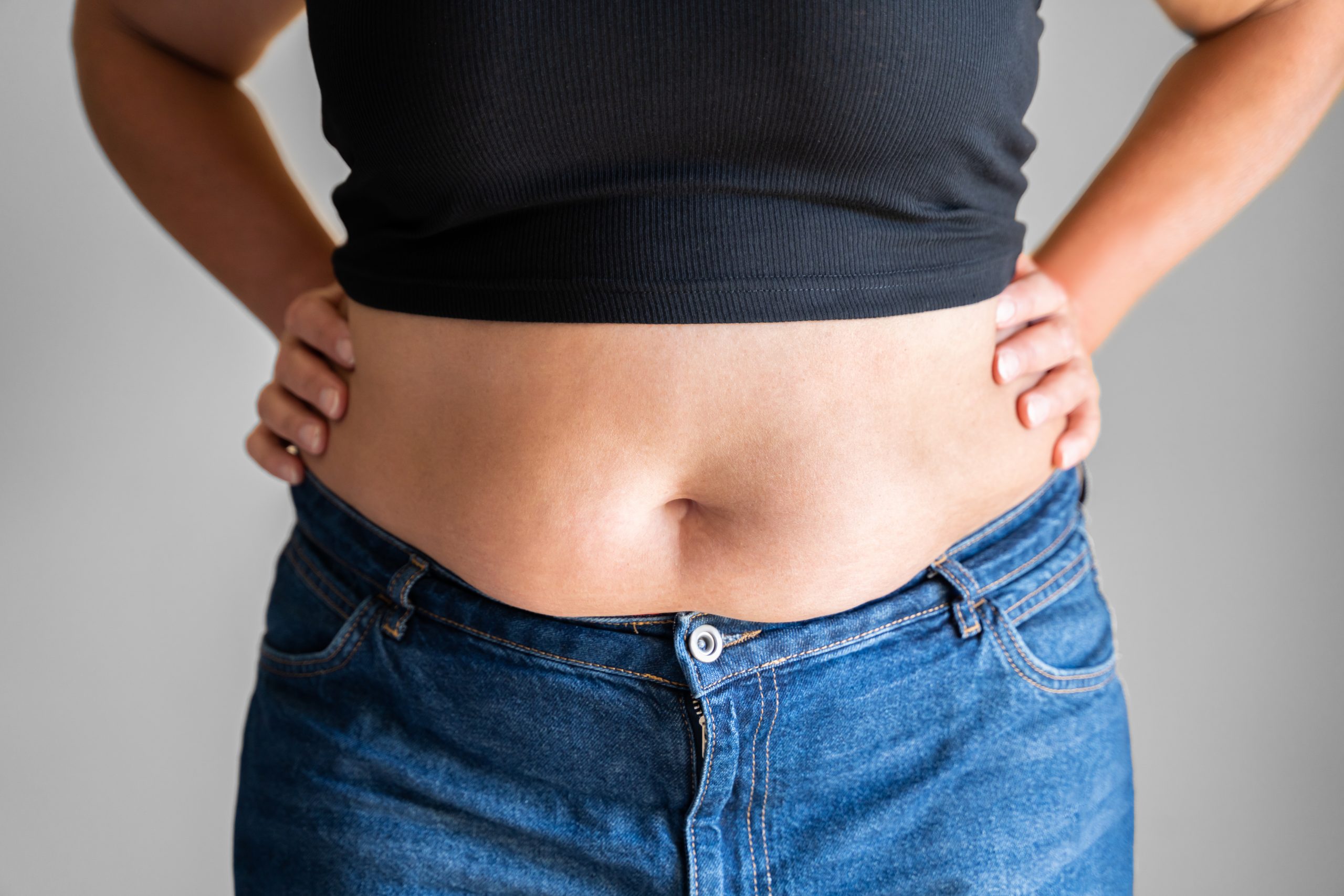 Tłusta kobieta z brzuszkiem i ciało na diecie