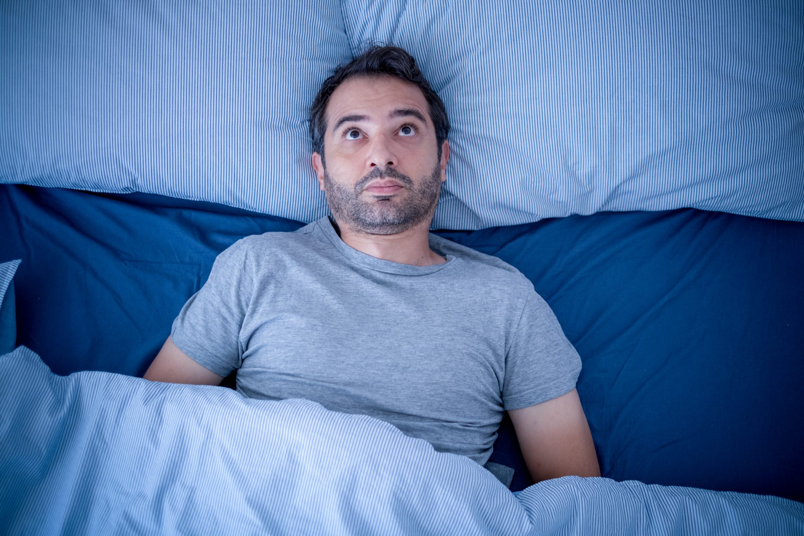 Stresą patiriantis vyras, kenčiantis nuo miego problemų ir nemigos